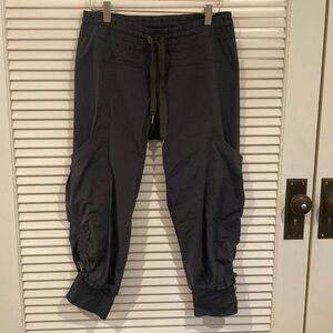 Lululemon Stretchy Dance Jogger Crop Pants in Dark Gray size 6